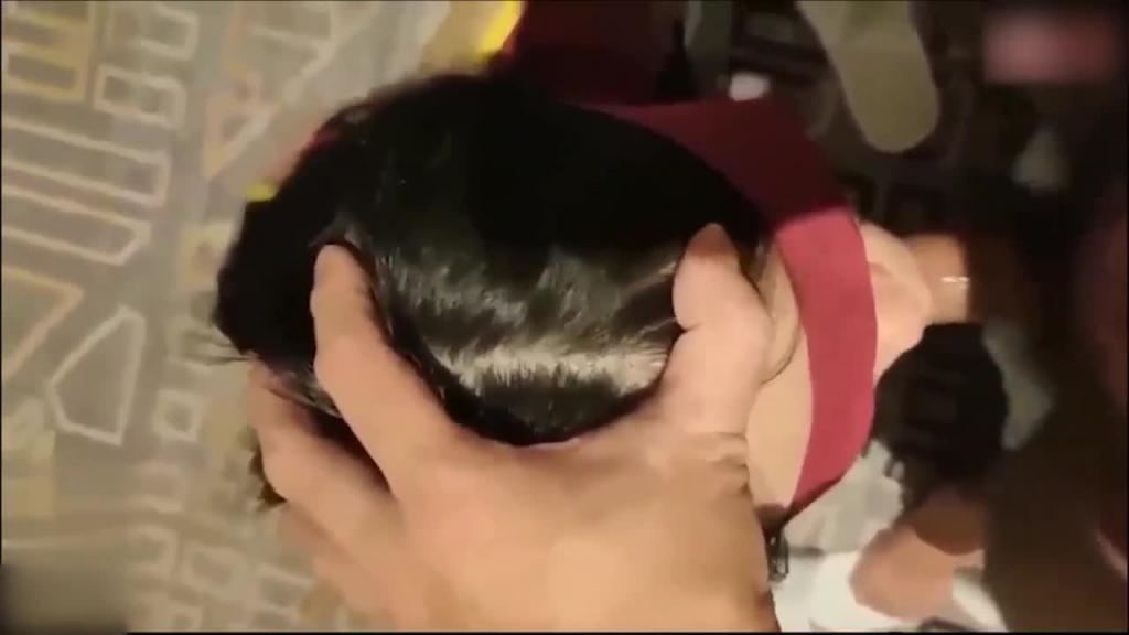 【网红外泄】抖音大V兔牙蛇蛇,喝尿颜射性虐舔脚,反差婊无疑。 预览截图 3