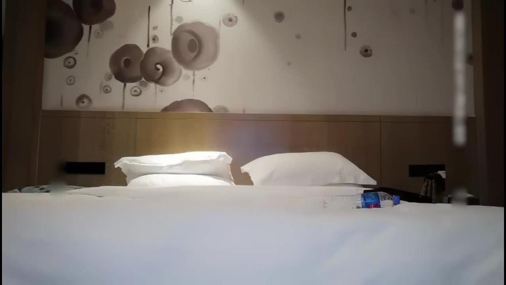 白裤大长腿,镜头前口交被操的喊不要 预览截图 3