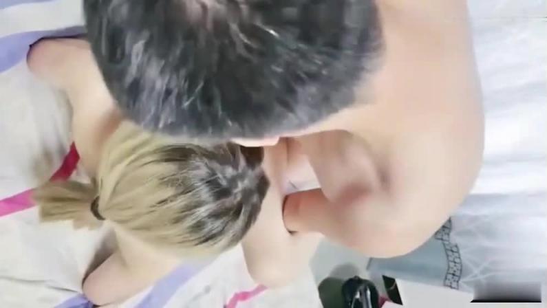 打电话系列 骚货做爱还要打电话调戏闺蜜,搞的闺蜜也想加入! 预览截图 4