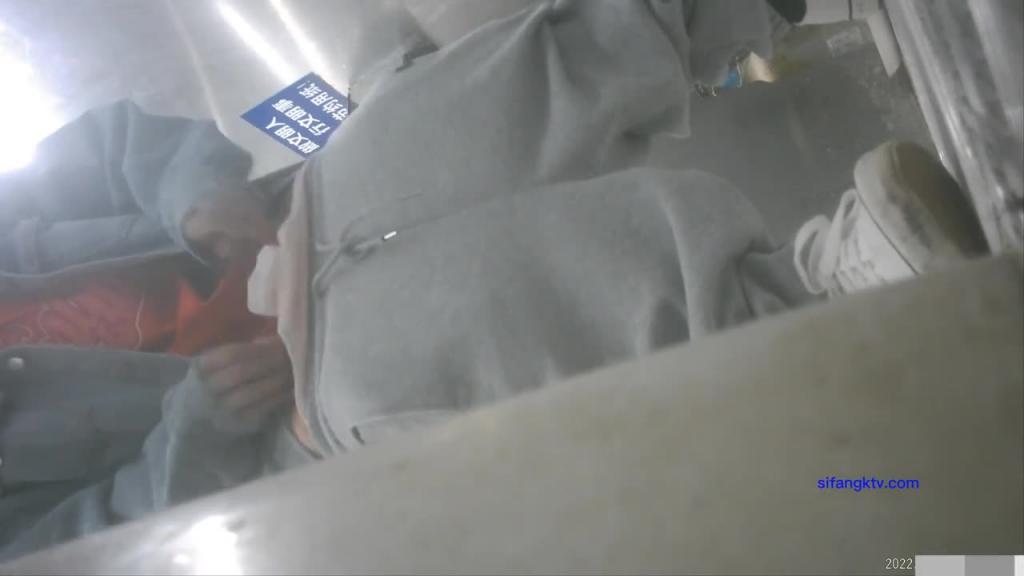 公共厕所偷拍青春靓丽的学妹嘘嘘-牛仔眼镜妹 预览截图 12