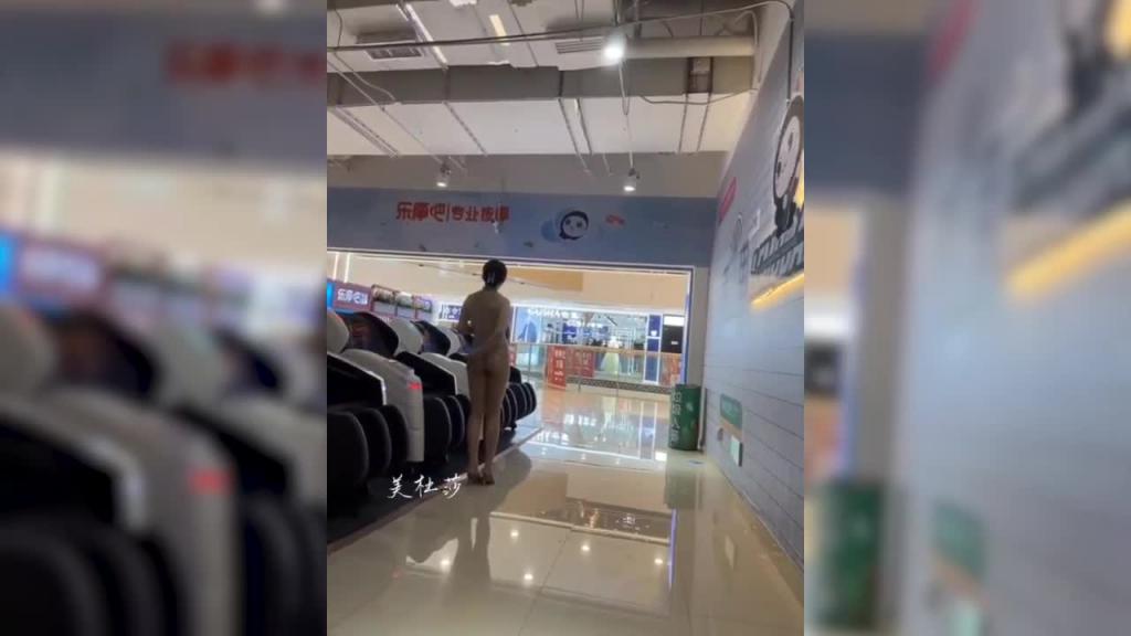 大奶淫女美杜沙商场试身真空露出 预览截图 8