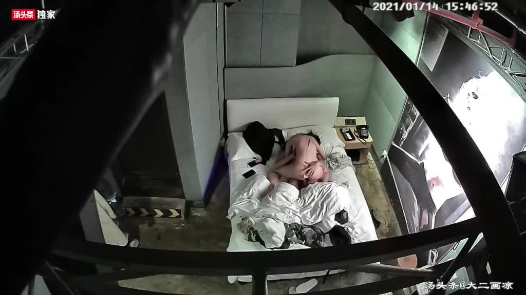 【甄选酒店偷拍】精神小伙给女友换上情趣内衣丝袜操 预览截图 4