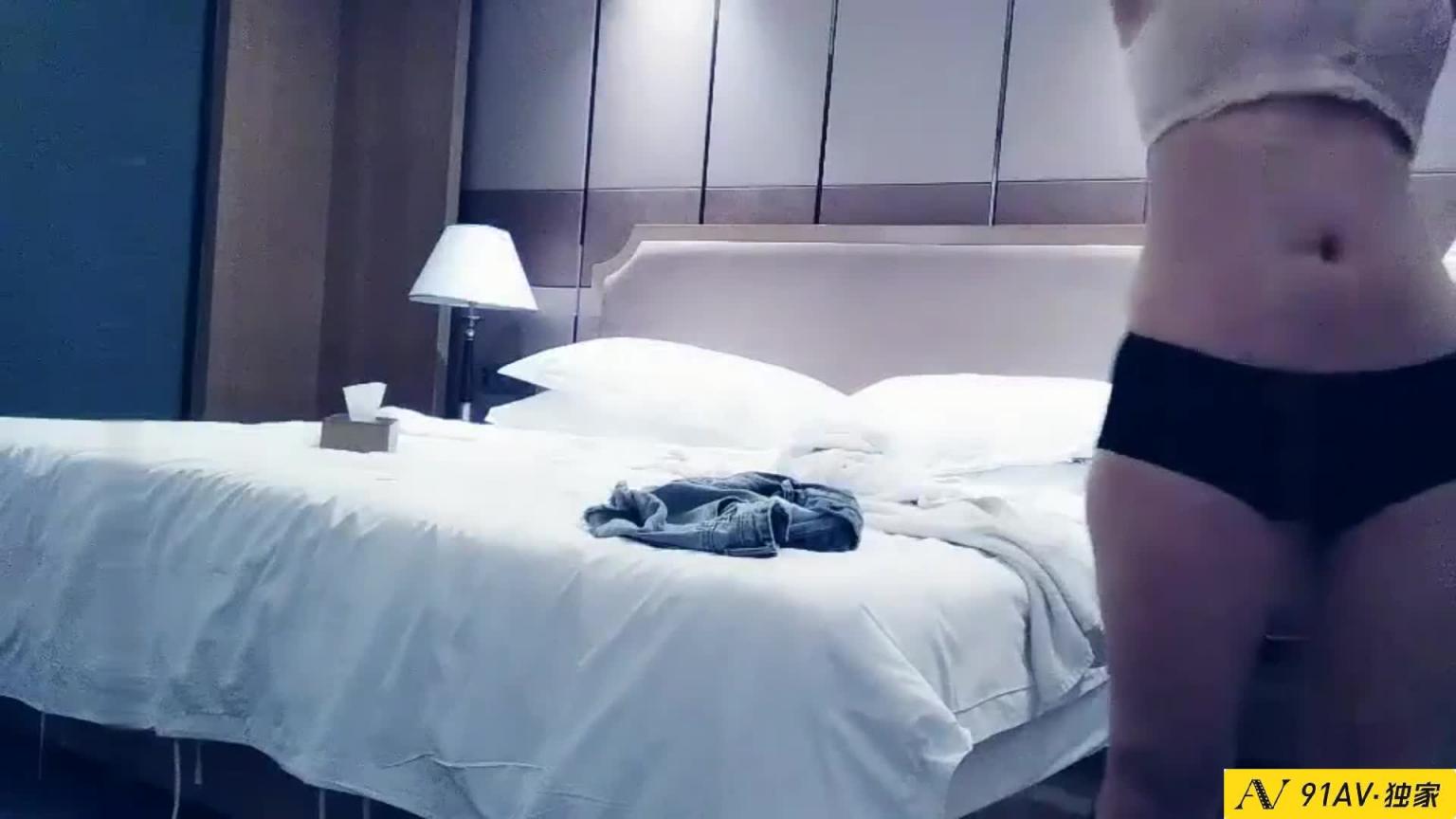 约炮牛仔短裤兼职妹一个嫖一个负责偷拍 预览截图 11