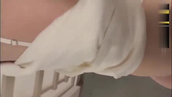 玩偶姐姐公共场合的楼梯间性爱﹣中途来人被打断提着裤子就跑 预览截图 9