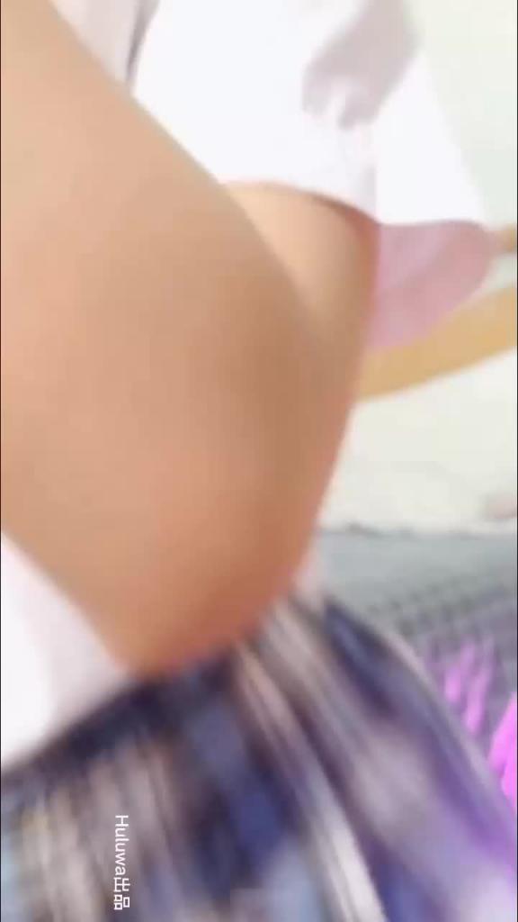 00后反差少女无内黑丝,跪着自慰 预览截图 5