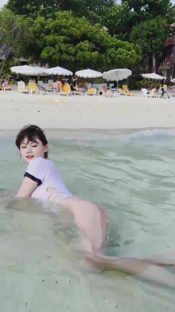 【极品阿朱】五一海边勾搭极品美女_美女胸前水湿两点透明勾引游客路人_阿朱五月最新海边 预览截图 2