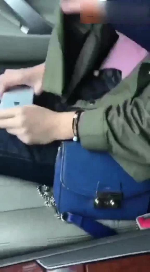 中午开车接漂亮小情人下班准备到酒店干她,美女不想去,让把车开在路边车震,环卫大爷还在旁边打扫卫生了 预览截图 1