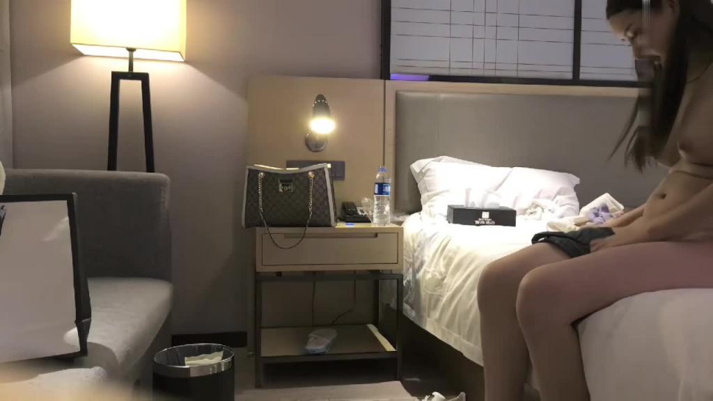酒店重金约操舞蹈老师兼职外围，24岁长腿女神D奶翘臀天生无毛一线天粉红嫩逼 预览截图 11