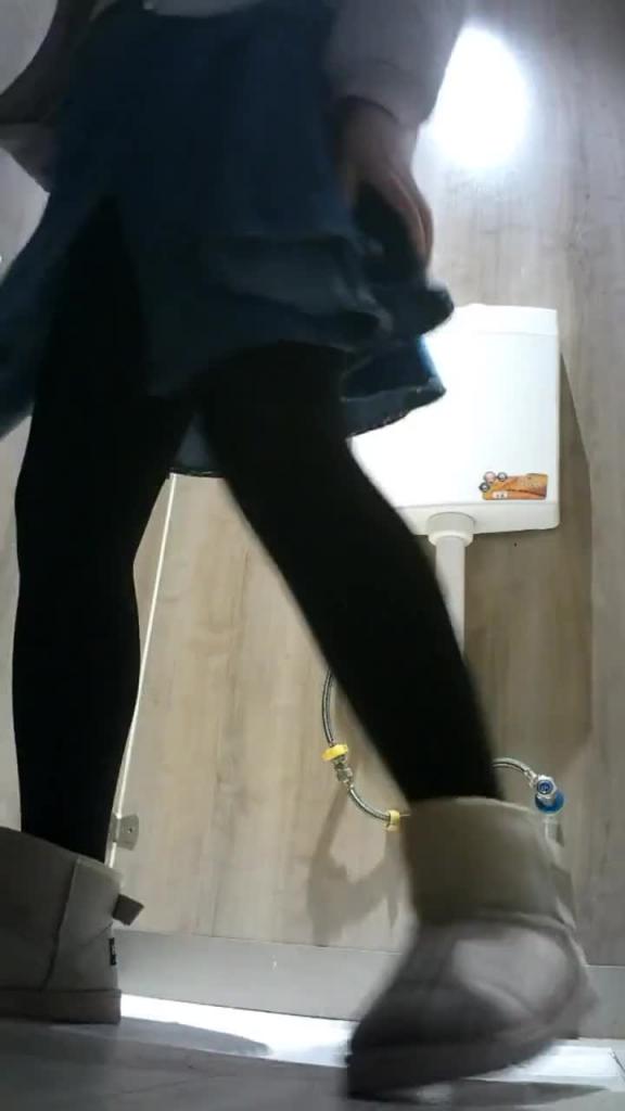 厕所偷拍学生妹 预览截图 12