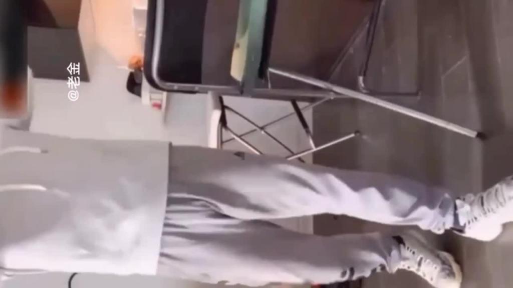 母亲和儿子同学偷情，妈妈被爆菊花，儿子中途回家撞见，同学操完儿子再操 预览截图 6