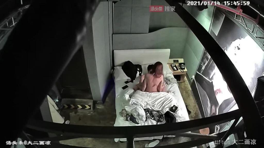 【甄选酒店偷拍】精神小伙给女友换上情趣内衣丝袜操 预览截图 3