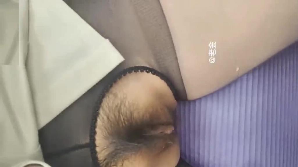 真实快手网红【芬姐】和公公乱伦视频曝光,网红少妇给榜一发和公公偷晴视频被曝光。 预览截图 5