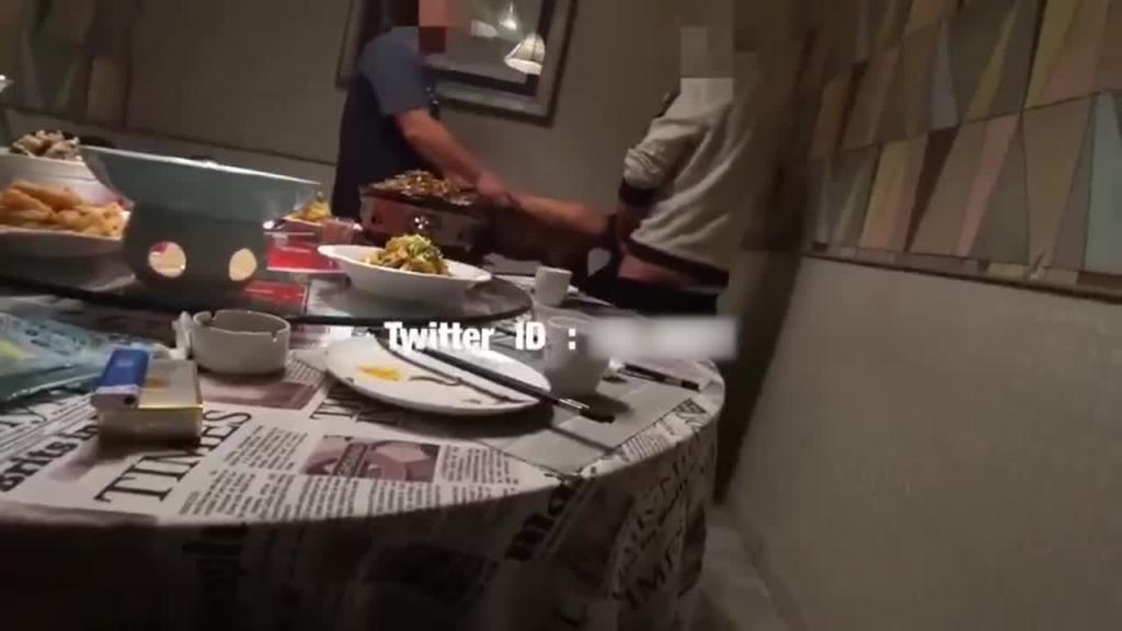 【绿帽群P流出】约好友们吃饭 包房里扒光淫妻轮操 预览截图 8