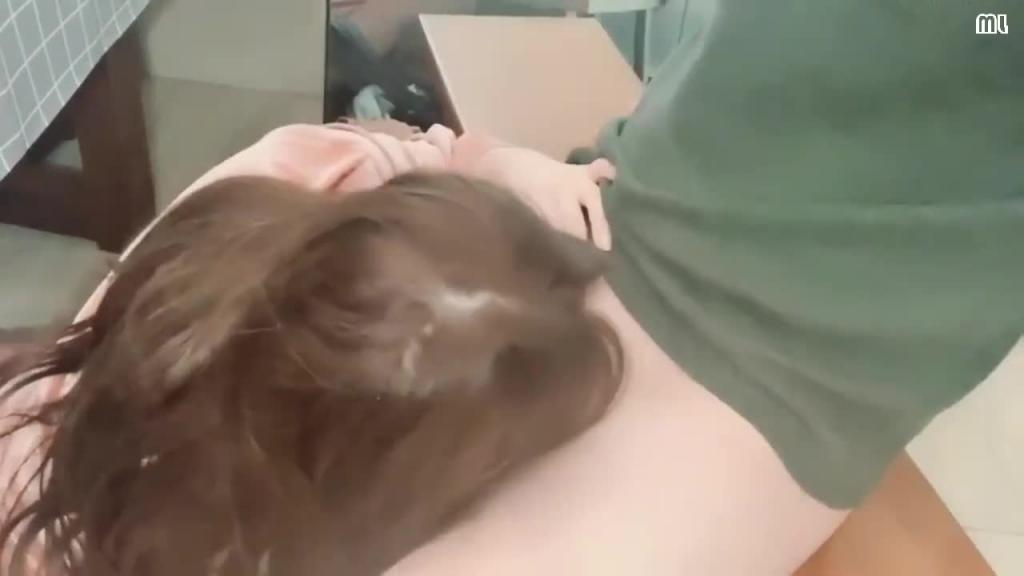 台湾SWAG 美艳的 看着镜子里的自己被粉丝干 预览截图 2