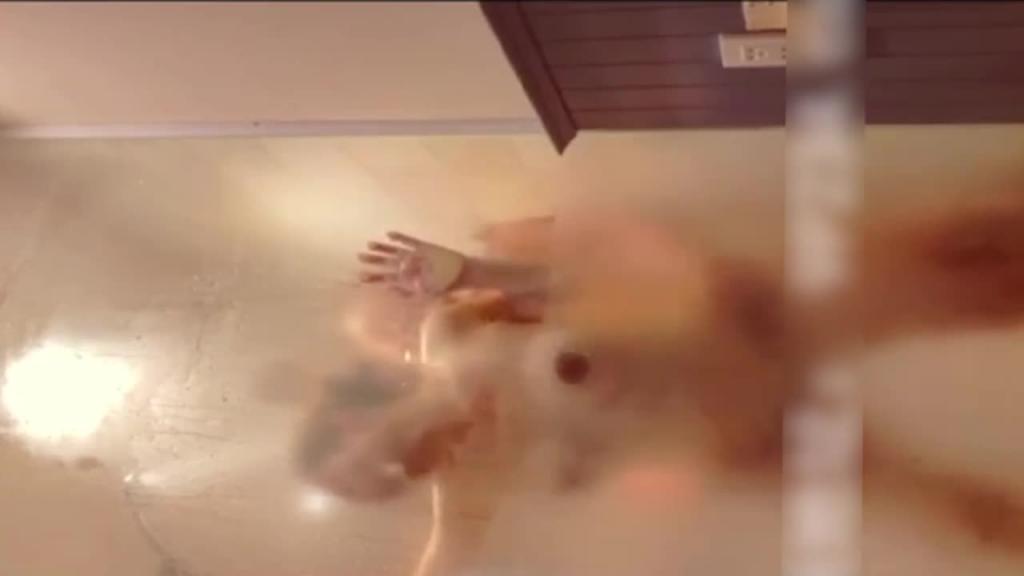 【杭州母子乱伦】妈妈下班回家洗澡被儿子闯入爆插乱伦 预览截图 6