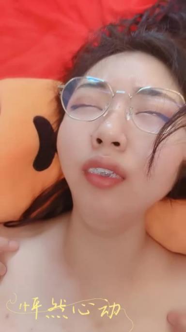 欲望人妻露脸吞精喝尿伺候好几个大鸡巴,多体位抽插爆草蹂躏,让大哥们扣逼草嘴干的叫爸爸快给我,精彩刺激 预览截图 2