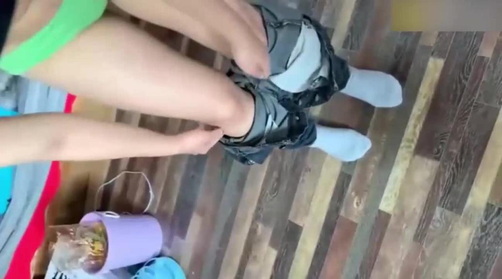 禁忌乱伦之恋真实姐弟乱伦姐姐勾引弟弟上床 预览截图 4