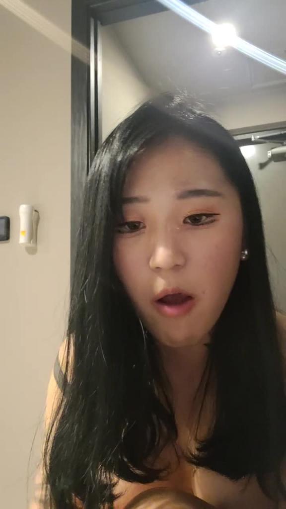 韩国美乳女主播裸身拿外卖 预览截图 3