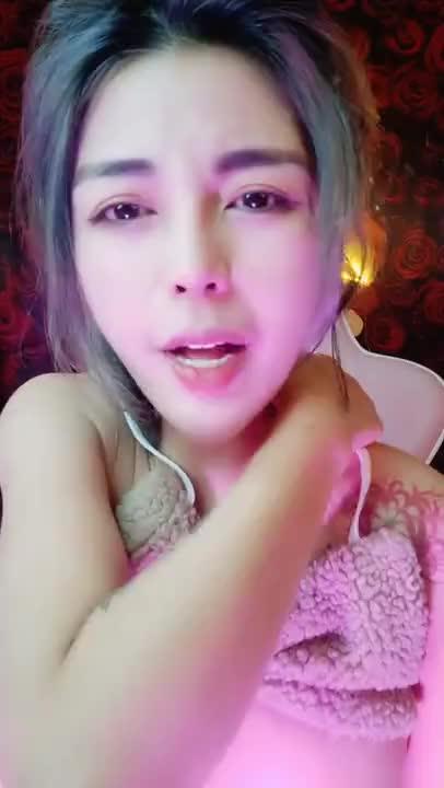 高颜值大奶直播电竞椅上发骚直播~狂摸无毛嫩穴想要有棒棒插进来~ 预览截图 3