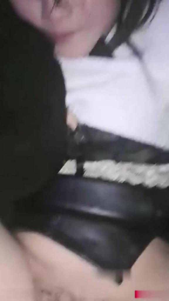 KTV调教兄弟女友,酒劲上来,包厢直接脱了操 预览截图 10