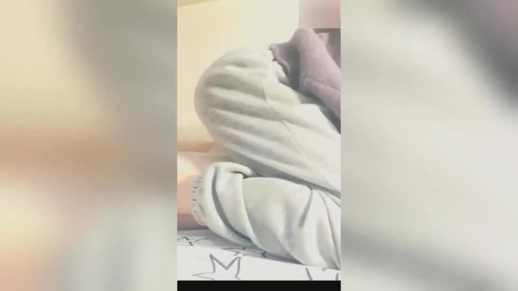 乱伦萝莉亲妹,串通妹妹忽悠爸妈和妹妹玩师生扮演疯狂操妹妹 预览截图 3