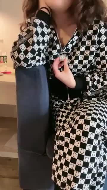 风骚气质少妇，嘴上说着不要衣服被扒光后就骚的不得，大奶摇晃被后入 ，好厉害比我老公操的舒服 预览截图 2