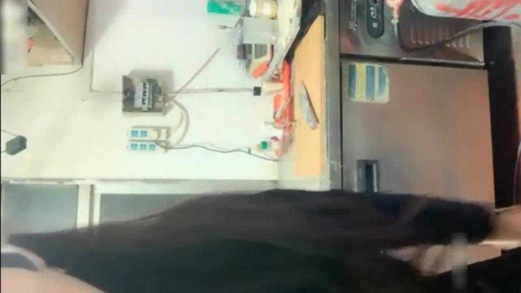 炸鸡店老板娘在店里偷偷播厨房漏出骚奶子! 预览截图 10