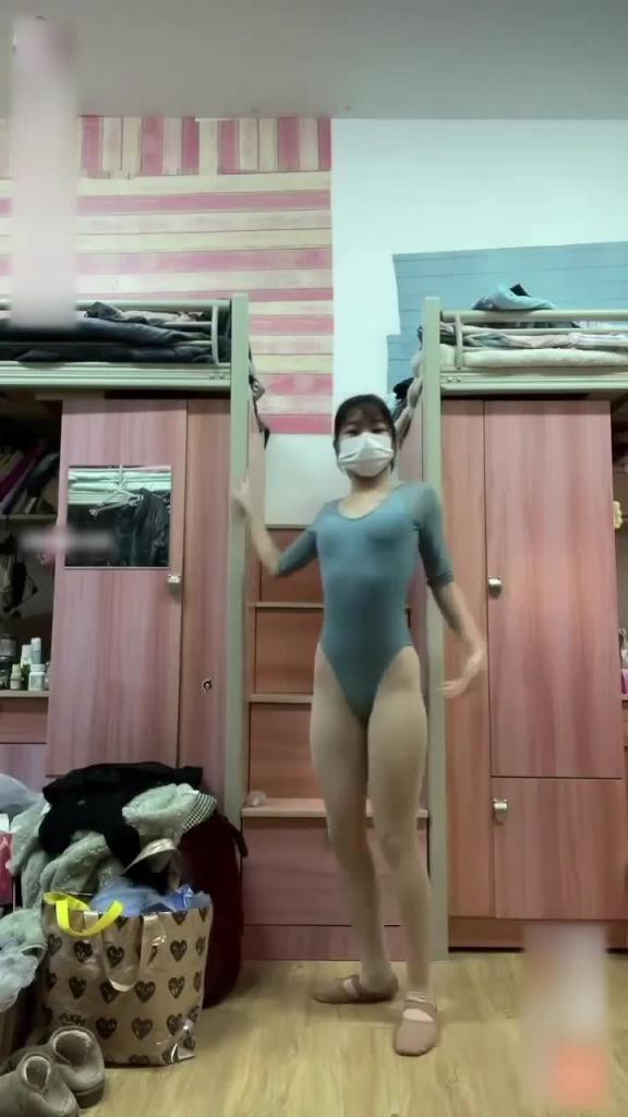 学体操的学生少女,在宿舍淫荡脱光自慰 反差婊 预览截图 1