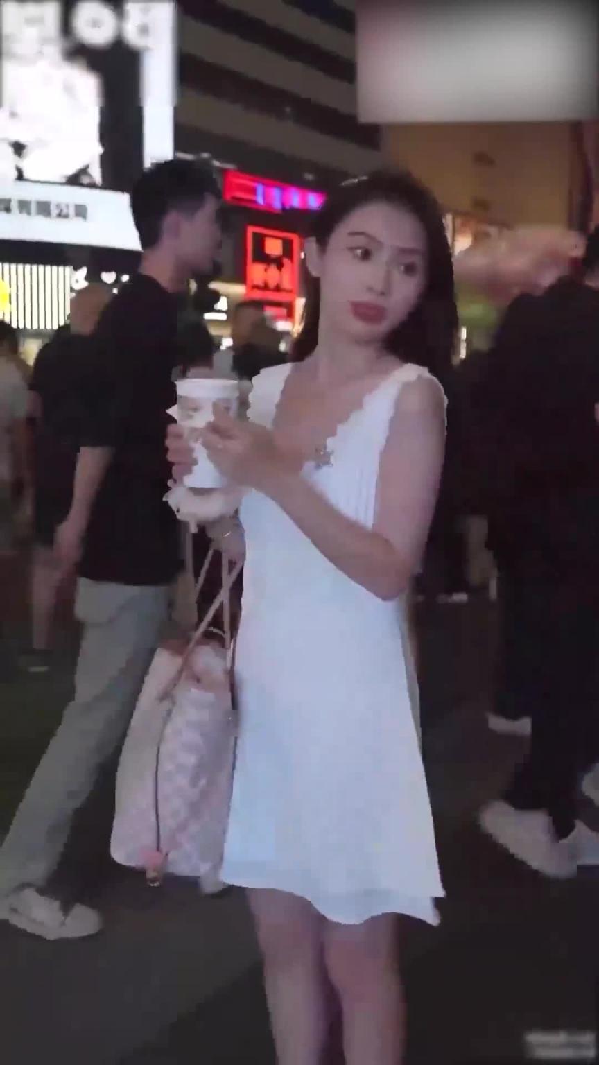 【裙底春光乍泄】高颜值笑容甜美拍抖音的女网红超薄内裤性感蜜臀裂缝正面黑森林还教观众刷礼物 预览截图 6