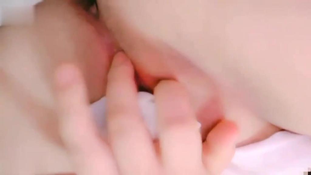 吴晓晓不雅视频流出完美一线天嫩穴 预览截图 8