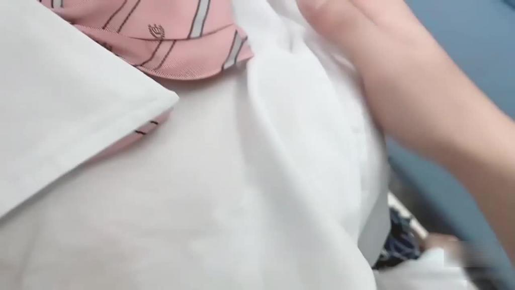 地铁上的JK少女被咸猪手摸小穴,被摸到受不了 预览截图 4