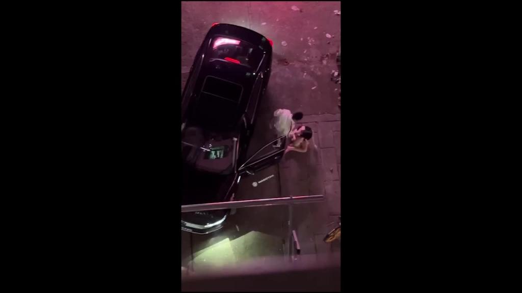 迈腾哥当街暴打妻子,内衣都扯出来了!皆因他前脚才走她后脚就偷人 预览截图 10