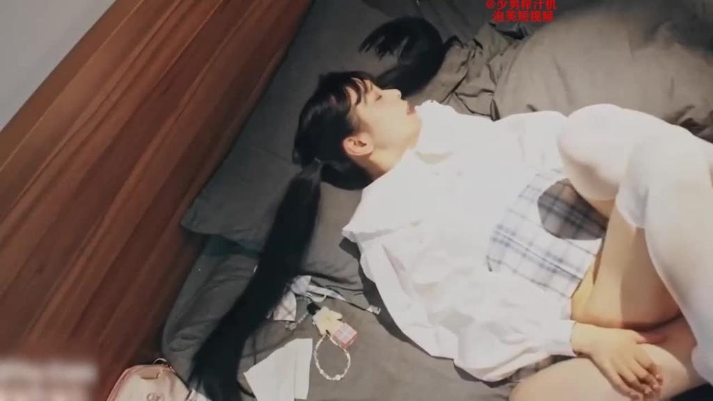 【白嫩萝莉】让我美丽的白晳女友穿上JK服装挑逗,开发她淫荡的一面 预览截图 7