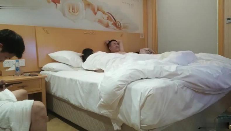 换妻游戏 互相品尝对方老婆的鲍鱼 预览截图 3