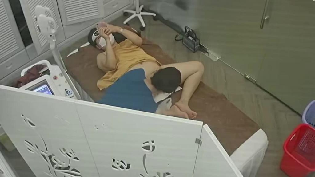 黑客破解美容院监控摄像头偷拍 几个逼逼护理激光脱毛的妹子有个貌似怀孕了也不怕伤害到胎儿 预览截图 2