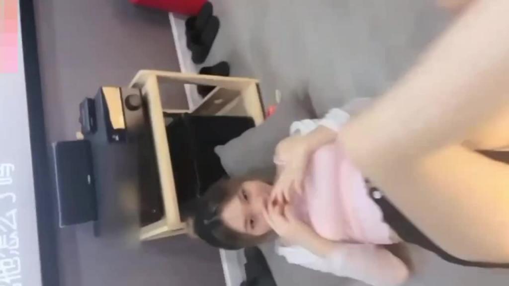 女S调教空姐反差婊，清纯女神巨乳是女M，舔脚吞食精液 预览截图 4