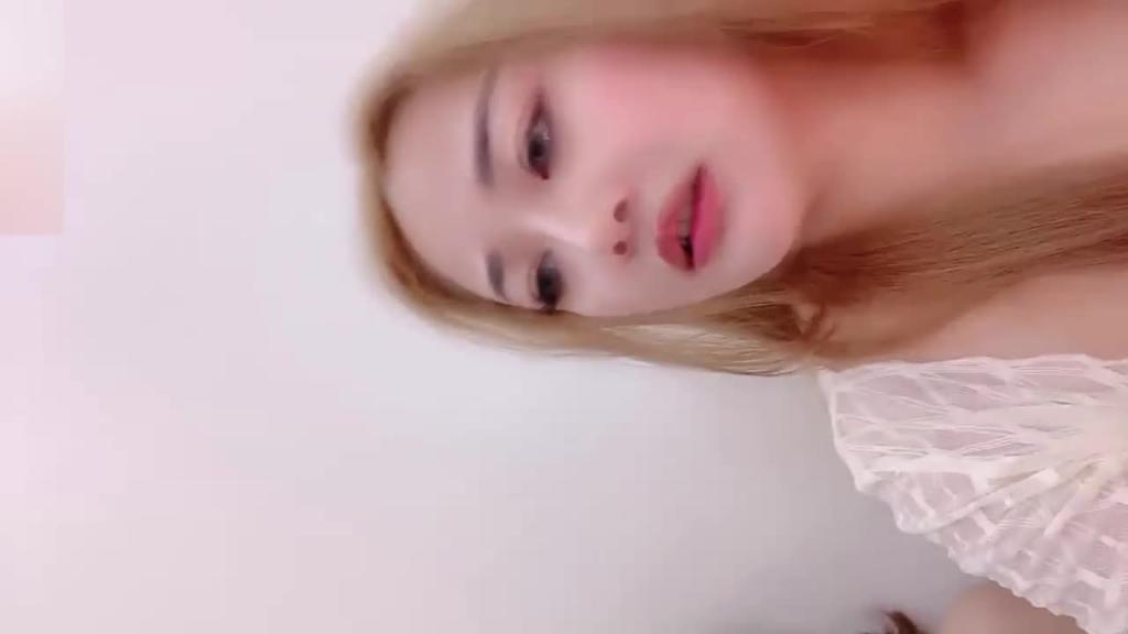 骚逼摸者个鸡巴还说不会口交颜值不错大奶骚逼淫声荡语 预览截图 2