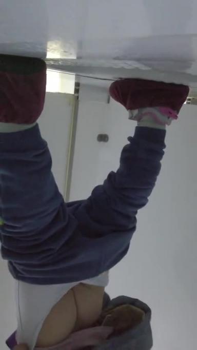 【厕拍精选】牛逼大神潜入小学厕所偷拍还没成长起来的小嫩穴 预览截图 11