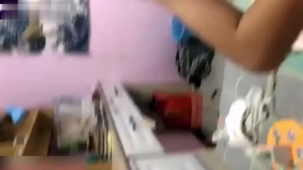 萌妹子和同学淫荡自慰搞直播 预览截图 10