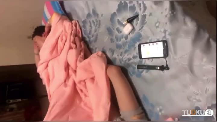 【成都乱伦门事件】高三姐姐趁弟弟睡觉,脱下裤子吃鸡巴 预览截图 11