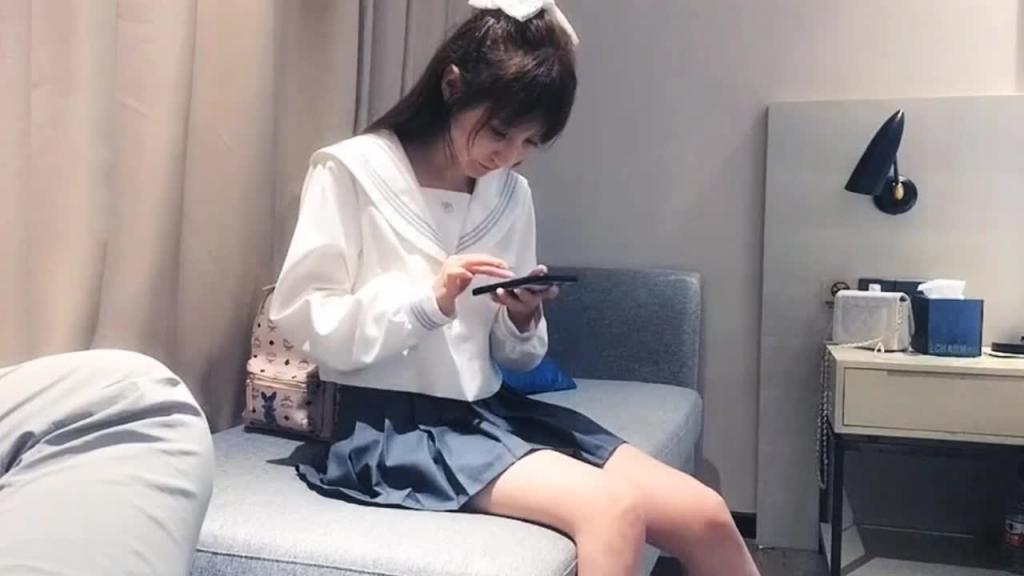 《探花精选》探花约炮双飞高中学生妹 预览截图 1
