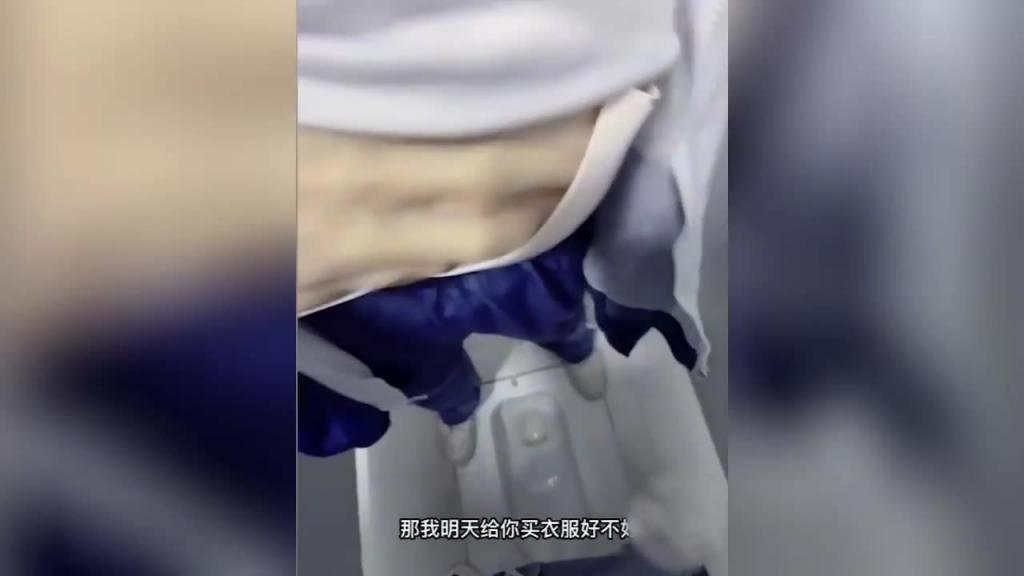 【兄妹乱伦】女厕强操白虎表妹求我快点干 预览截图 6