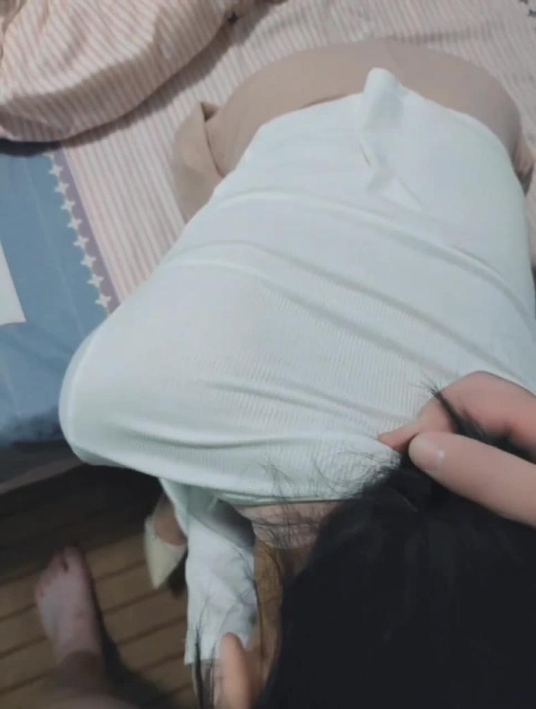 亲姐姐爱穿裙子在家走来走去诱惑，忍不住操他小穴 预览截图 3