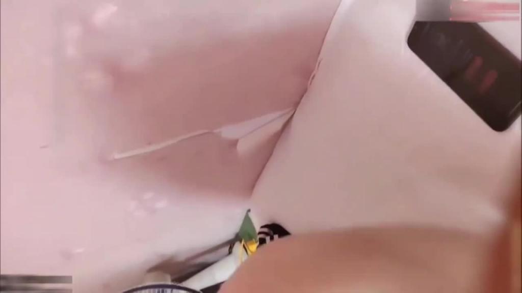 【福利】最新母子乱伦，爸爸在楼下打牌小儿子和熟女妈妈在楼上乱伦无套内射 预览截图 3