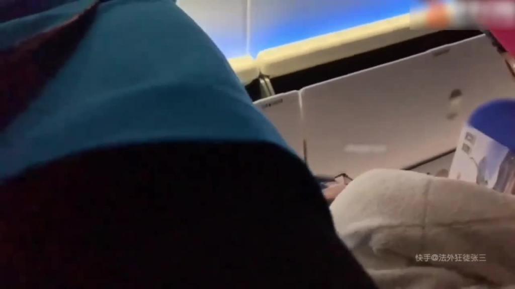 网暴泄露-各家航空空姐淫乱走光合集，飞机上自清、走光、抄底、口爆 预览截图 2