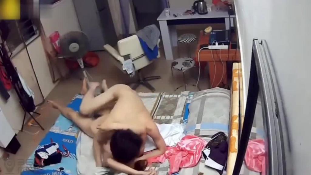 【真实记录】兄妹乱伦激情舔逼,抱在一起聊小时候的事情 预览截图 1