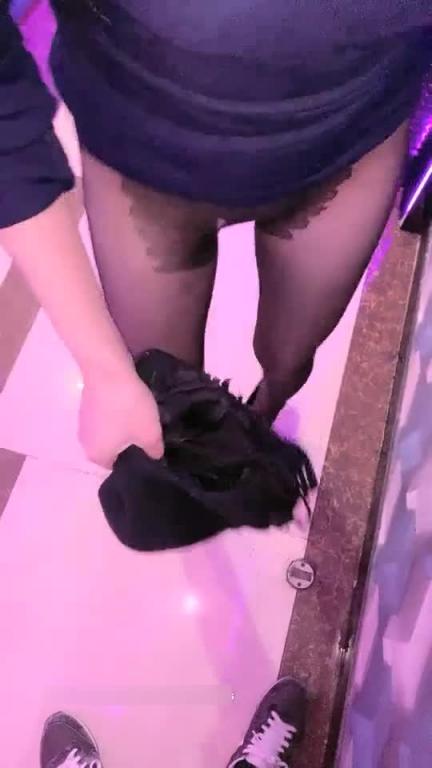 包厢里直接沙发上直接干炮,听着DJ蹦逼 白浊的精液流了一逼 预览截图 2