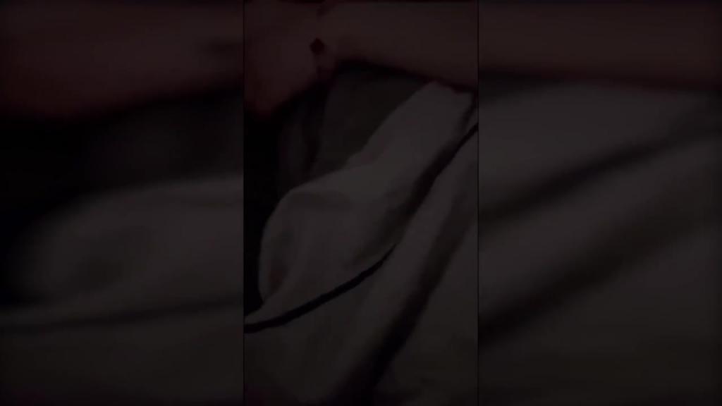老婆在洗澡直接在沙发强摸大姨子,晚上进大姨子房间舌吻被大姨子舔 预览截图 11