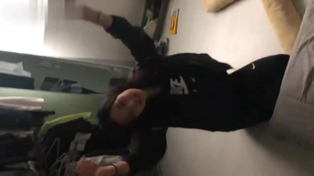 刚大一入学的呆萌女友爱就被我调教成了吃鸡服侍男友 预览截图 1