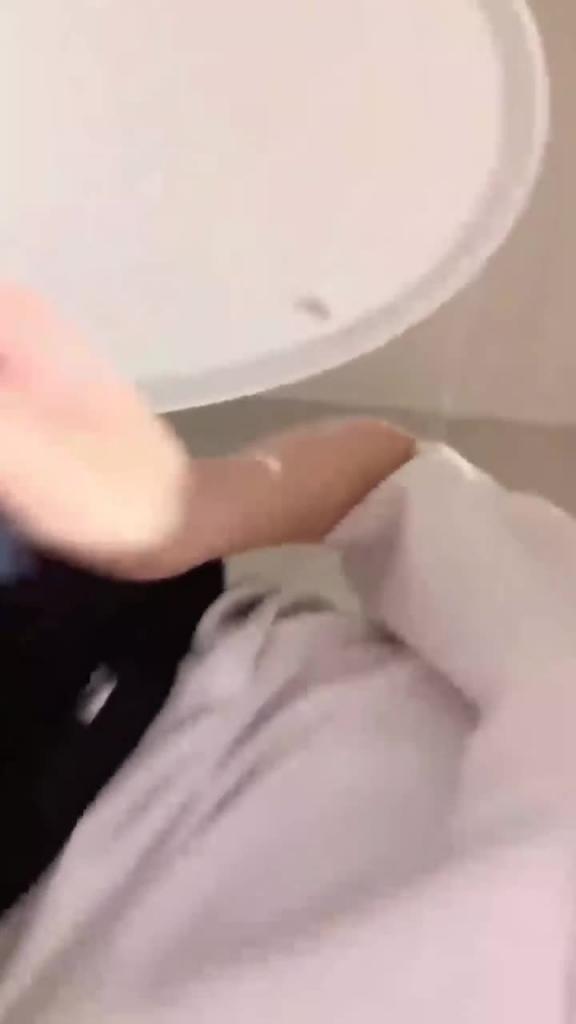 萝莉黑丝~萝莉女仆,背着父母偷偷躲在卫生间玩逼 预览截图 3